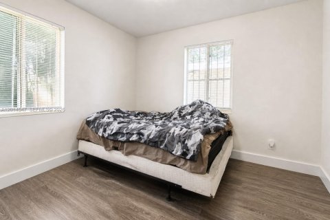 House in Miami, Florida 3 bedrooms, 107.58 sq.m. № 2076288 - photo 10
