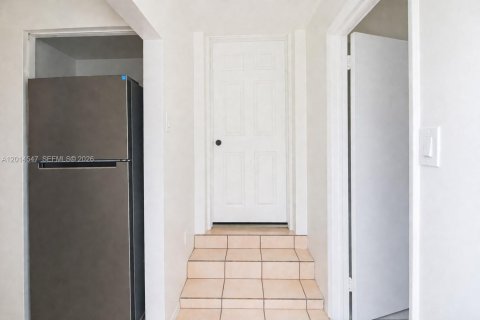House in Miami, Florida 3 bedrooms, 107.58 sq.m. № 2076288 - photo 6