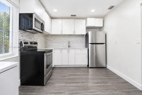 House in Miami, Florida 3 bedrooms, 107.58 sq.m. № 2076288 - photo 7