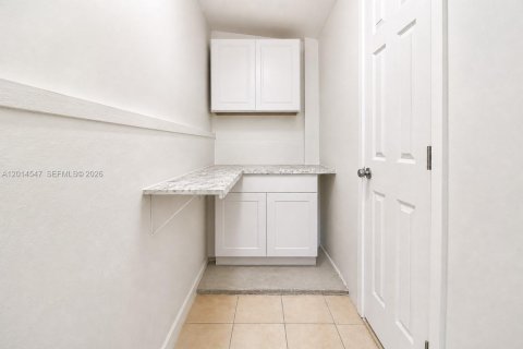 House in Miami, Florida 3 bedrooms, 107.58 sq.m. № 2076288 - photo 12