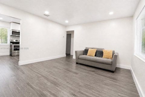 House in Miami, Florida 3 bedrooms, 107.58 sq.m. № 2076288 - photo 5