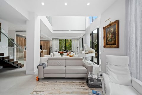 House in Sunny Isles Beach, Florida 5 bedrooms, 395.11 sq.m. № 2421990 - photo 11