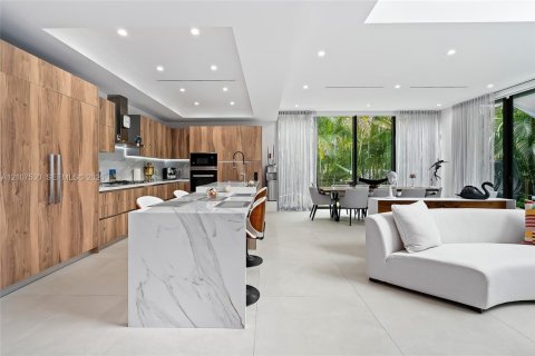 House in Sunny Isles Beach, Florida 5 bedrooms, 395.11 sq.m. № 2421990 - photo 4