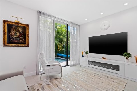 House in Sunny Isles Beach, Florida 5 bedrooms, 395.11 sq.m. № 2421990 - photo 10