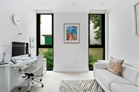 House in Sunny Isles Beach, Florida 5 bedrooms, 395.11 sq.m. № 2421990 - photo 25