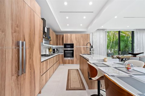 House in Sunny Isles Beach, Florida 5 bedrooms, 395.11 sq.m. № 2421990 - photo 14