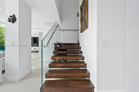 House in Sunny Isles Beach, Florida 5 bedrooms, 395.11 sq.m. № 2421990 - photo 16