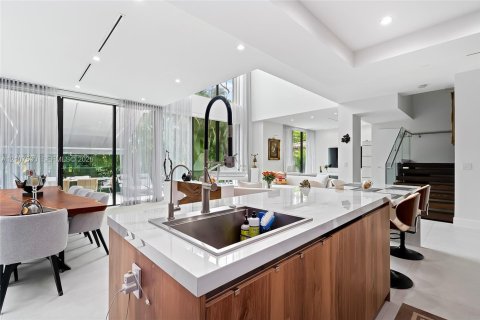 House in Sunny Isles Beach, Florida 5 bedrooms, 395.11 sq.m. № 2421990 - photo 15