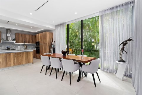 House in Sunny Isles Beach, Florida 5 bedrooms, 395.11 sq.m. № 2421990 - photo 6