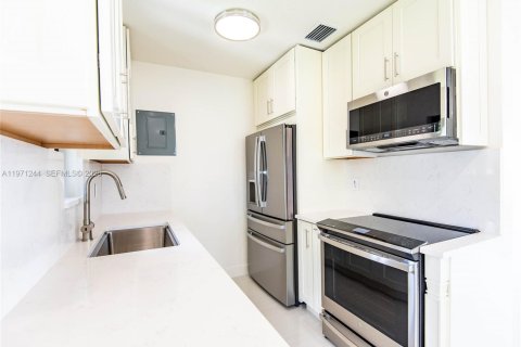 Купить виллу или дом в Майами, Флорида 3 спальни, 92.34м2, № 2051846 - фото 18