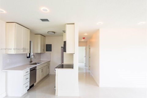 Купить виллу или дом в Майами, Флорида 3 спальни, 92.34м2, № 2051846 - фото 17