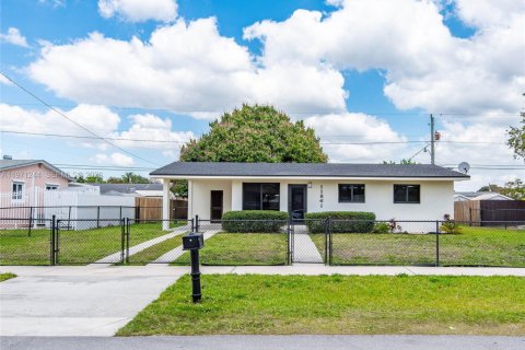 Купить виллу или дом в Майами, Флорида 3 спальни, 92.34м2, № 2051846 - фото 1