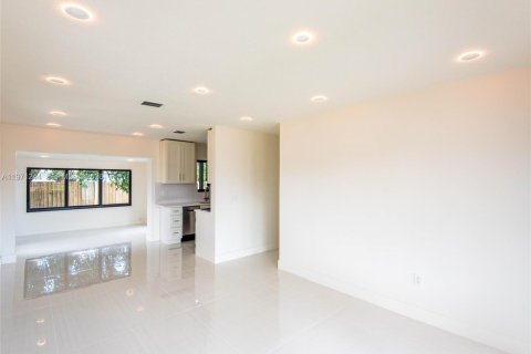 Купить виллу или дом в Майами, Флорида 3 спальни, 92.34м2, № 2051846 - фото 13