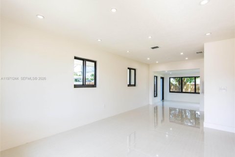 Купить виллу или дом в Майами, Флорида 3 спальни, 92.34м2, № 2051846 - фото 11