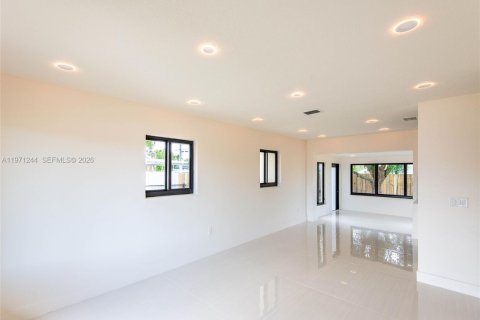 Купить виллу или дом в Майами, Флорида 3 спальни, 92.34м2, № 2051846 - фото 12