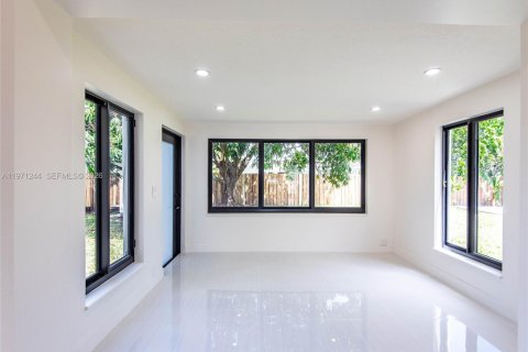 Купить виллу или дом в Майами, Флорида 3 спальни, 92.34м2, № 2051846 - фото 15