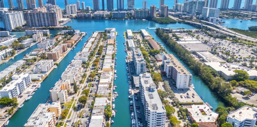 Condominio en North Miami Beach, Florida, 2 dormitorios № 2055698