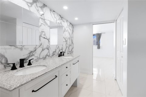 Condominio en venta en North Miami Beach, Florida, 2 dormitorios, 103.12 m2 № 2055698 - foto 11