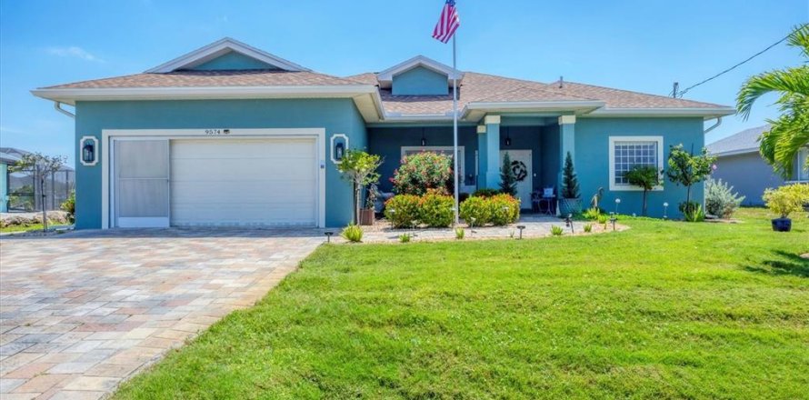 House in Port Charlotte, Florida 4 bedrooms, 219.9 sq.m. № 1735532