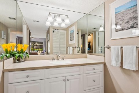 Condo in Sarasota, Florida, 2 bedrooms  № 1651255 - photo 24