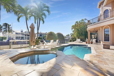 House in Lighthouse Point, Florida 5 bedrooms, 506.22 sq.m. № 950330 - photo 1