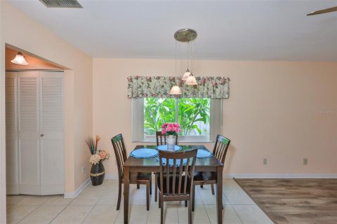 Condo in Sun City Center, Florida, 1 bedroom  № 1835709 - photo 9