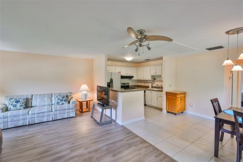 Condo in Sun City Center, Florida, 1 bedroom  № 1835709 - photo 5