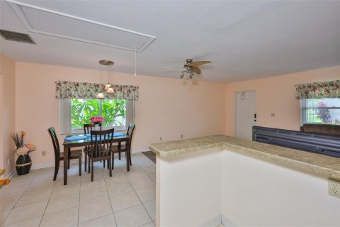 Condo in Sun City Center, Florida, 1 bedroom  № 1835709 - photo 14