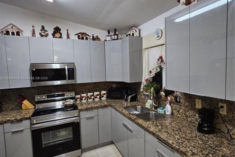 House in Miami, Florida 5 bedrooms, 174.84 sq.m. № 1932667 - photo 9
