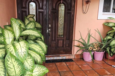 House in Miami, Florida 5 bedrooms, 174.84 sq.m. № 1932667 - photo 4