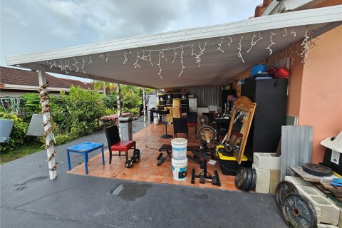 House in Miami, Florida 5 bedrooms, 174.84 sq.m. № 1932667 - photo 13
