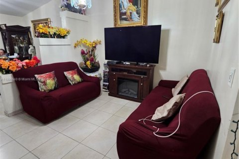 House in Miami, Florida 5 bedrooms, 174.84 sq.m. № 1932667 - photo 7