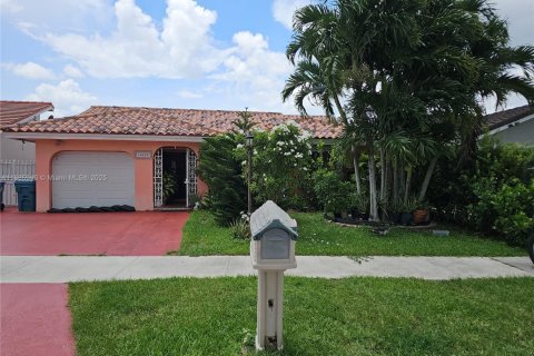 House in Miami, Florida 5 bedrooms, 174.84 sq.m. № 1932667 - photo 2