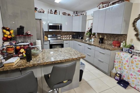 House in Miami, Florida 5 bedrooms, 174.84 sq.m. № 1932667 - photo 11