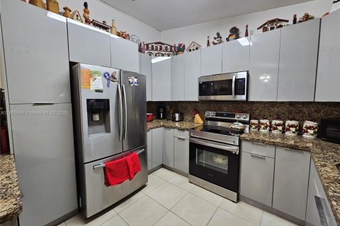 House in Miami, Florida 5 bedrooms, 174.84 sq.m. № 1932667 - photo 8