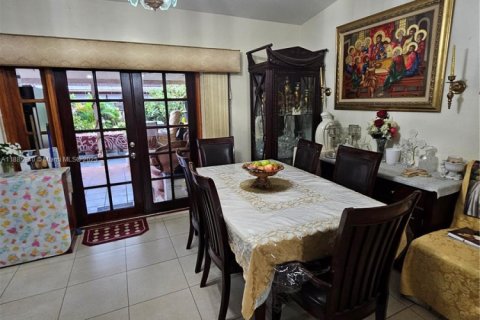 House in Miami, Florida 5 bedrooms, 174.84 sq.m. № 1932667 - photo 12