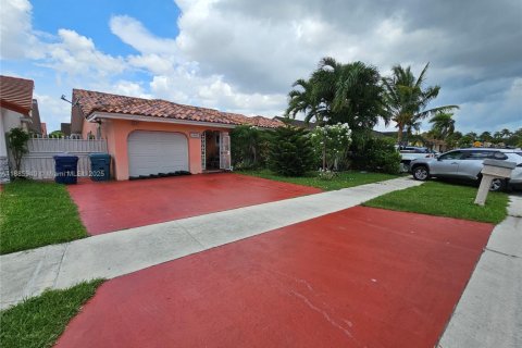 House in Miami, Florida 5 bedrooms, 174.84 sq.m. № 1932667 - photo 1