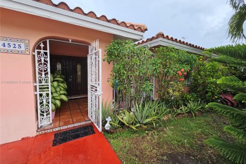 House in Miami, Florida 5 bedrooms, 174.84 sq.m. № 1932667 - photo 3