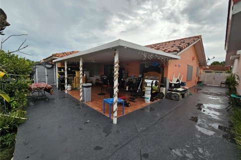 House in Miami, Florida 5 bedrooms, 174.84 sq.m. № 1932667 - photo 14