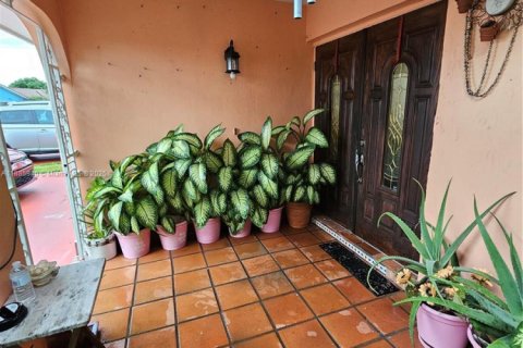 House in Miami, Florida 5 bedrooms, 174.84 sq.m. № 1932667 - photo 5