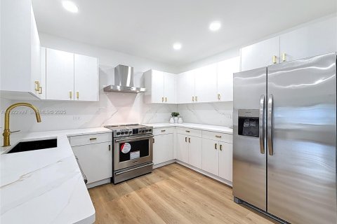 House in Miami, Florida 4 bedrooms, 131.18 sq.m. № 2039613 - photo 10