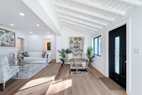 House in Miami, Florida 4 bedrooms, 131.18 sq.m. № 2039613 - photo 3