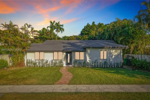 House in Miami, Florida 4 bedrooms, 131.18 sq.m. № 2039613 - photo 2