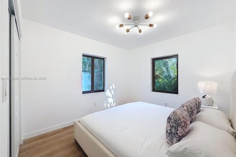 House in Miami, Florida 4 bedrooms, 131.18 sq.m. № 2039613 - photo 17