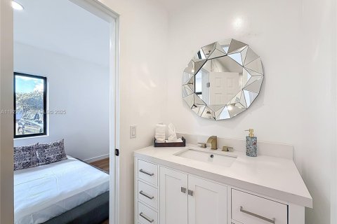 House in Miami, Florida 4 bedrooms, 131.18 sq.m. № 2039613 - photo 28