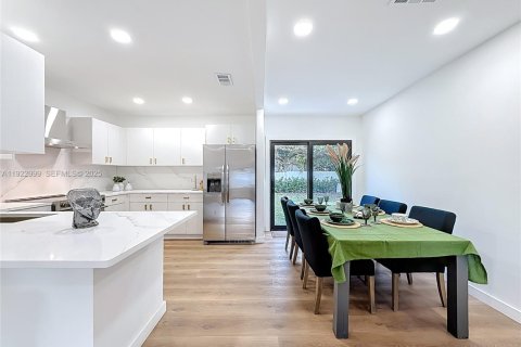 House in Miami, Florida 4 bedrooms, 131.18 sq.m. № 2039613 - photo 8