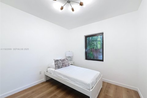 House in Miami, Florida 4 bedrooms, 131.18 sq.m. № 2039613 - photo 23