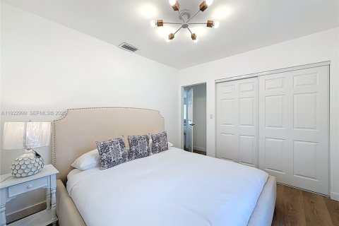 House in Miami, Florida 4 bedrooms, 131.18 sq.m. № 2039613 - photo 19