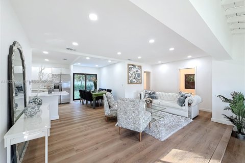 House in Miami, Florida 4 bedrooms, 131.18 sq.m. № 2039613 - photo 6