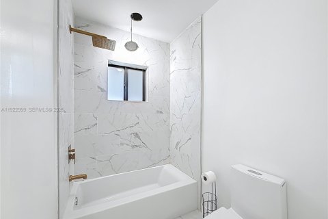 House in Miami, Florida 4 bedrooms, 131.18 sq.m. № 2039613 - photo 21